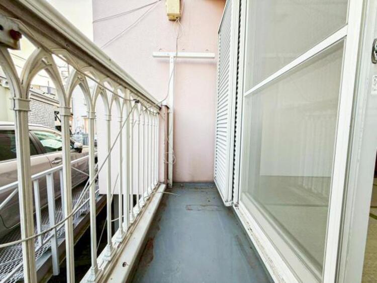 バルコニー 【バルコニー】太陽の光と爽やかな風でお洗濯物は気持ちいいです。 