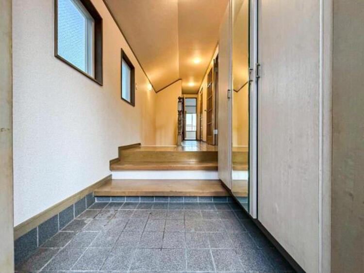 その他 【玄関】多くの人を迎えるから心地のよい空間にしたいですね。　玄関周りをスッキリとできる大容量収納 