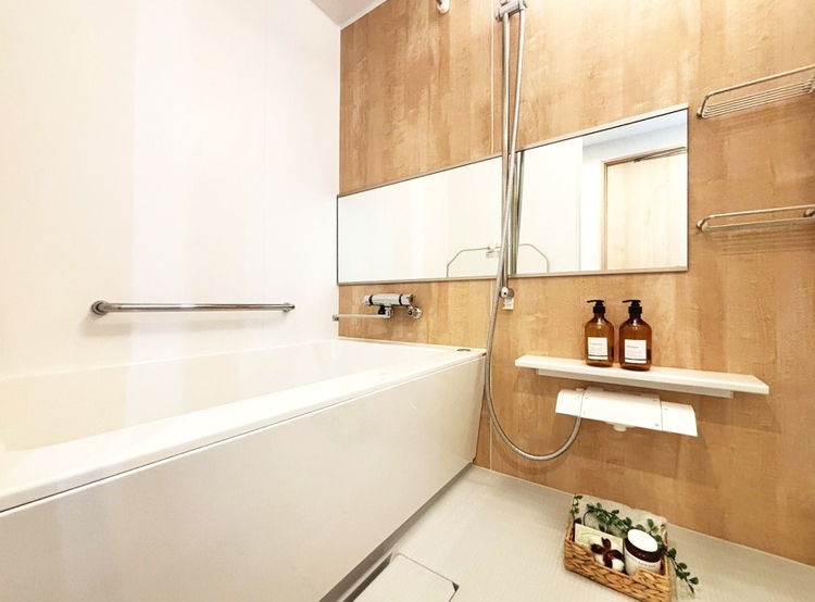 風呂 一日の疲れを癒すバスルームは、心地よいリラックスを叶える清潔感溢れる空間です。