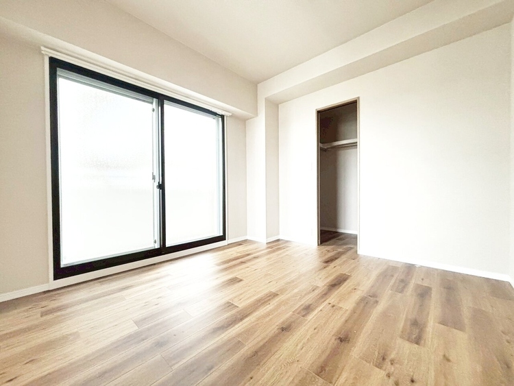 寝室 ベッドも十分に設置するスペースがあります。