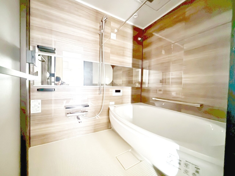 風呂 一日の疲れを癒すバスルームは、心地よいリラックスを叶える清潔感溢れる空間です。