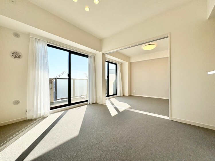 居間 居心地の良い空気感は、暮らしのステージを彩り、心からのやすらぎと満足感を与えてくれます。