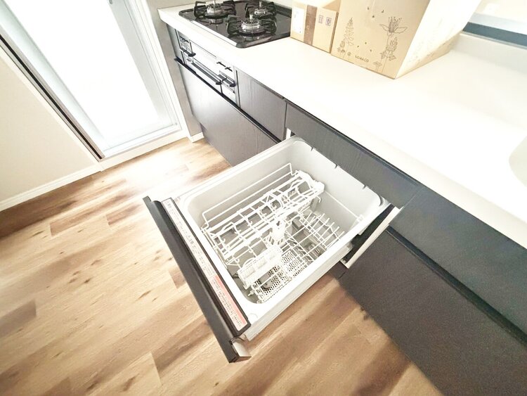 設備 食器洗いの負担を軽減。手荒れを抑えて、節水効果も見込めます。省スペースのビルトインタイプです。