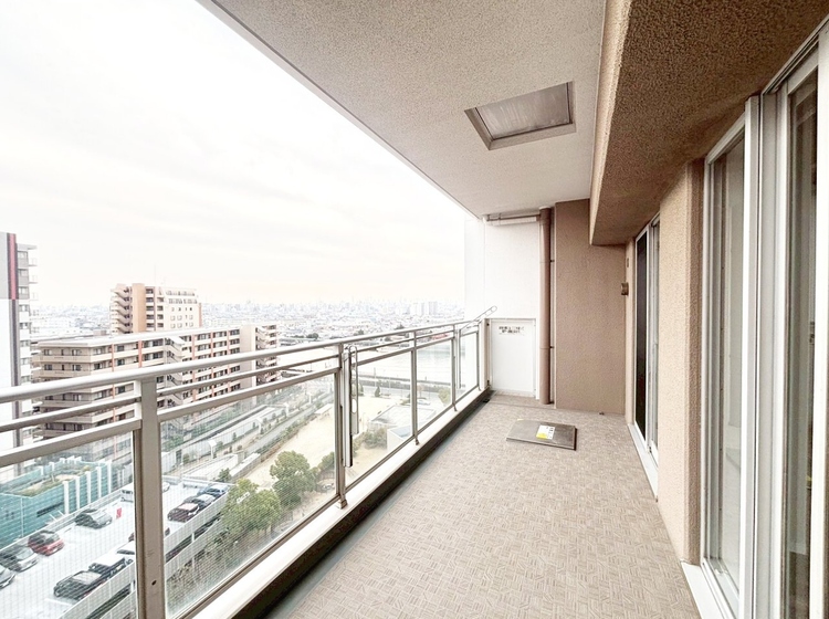 バルコニー 暮らしの中で、光と風を演出してくれるバルコニー。