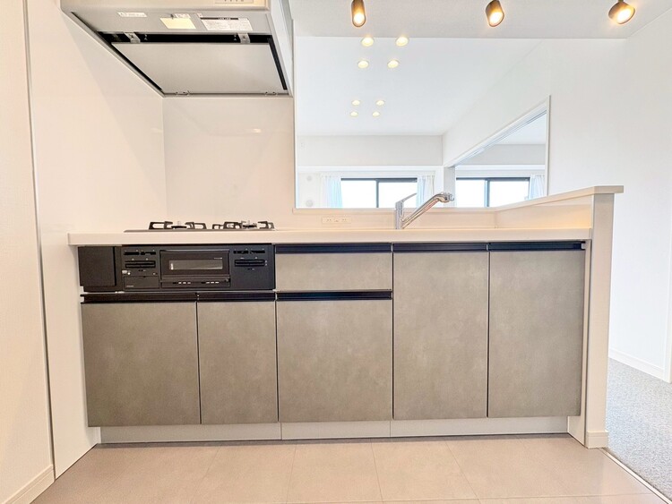 キッチン スマートな意匠と充実の機能を備えたキッチンが、暮らしにおいしい彩りを添えます。