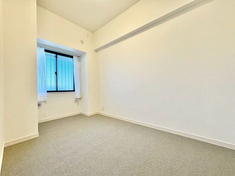 寝室 ベッドも十分に設置するスペースがあります。