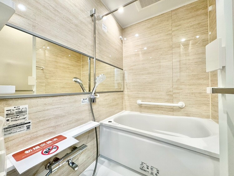 風呂 一日の疲れを癒すバスルームは、心地よいリラックスを叶える清潔感溢れる空間です。