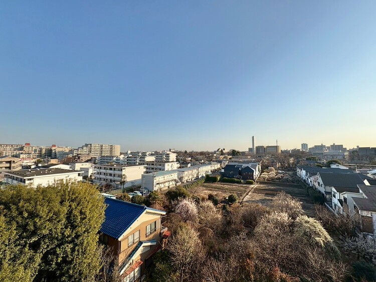 バルコニー 窓を開けると広がる青空。心をリフレッシュして日々を過ごしていきましょう。