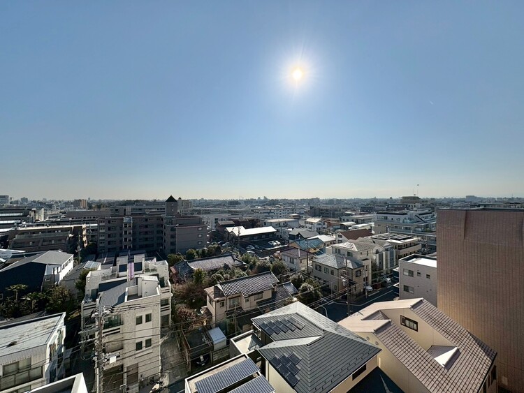 バルコニー 窓を開けると広がる青空。心をリフレッシュして日々を過ごしていきましょう。