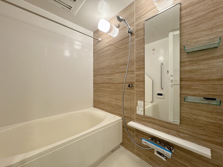 風呂 一日の疲れを癒すバスルームは、心地よいリラックスを叶える清潔感溢れる空間です。