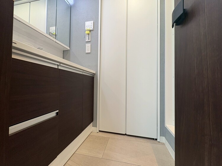 洗面 清潔感と心地よさを重視した、上質感漂うパウダールーム。