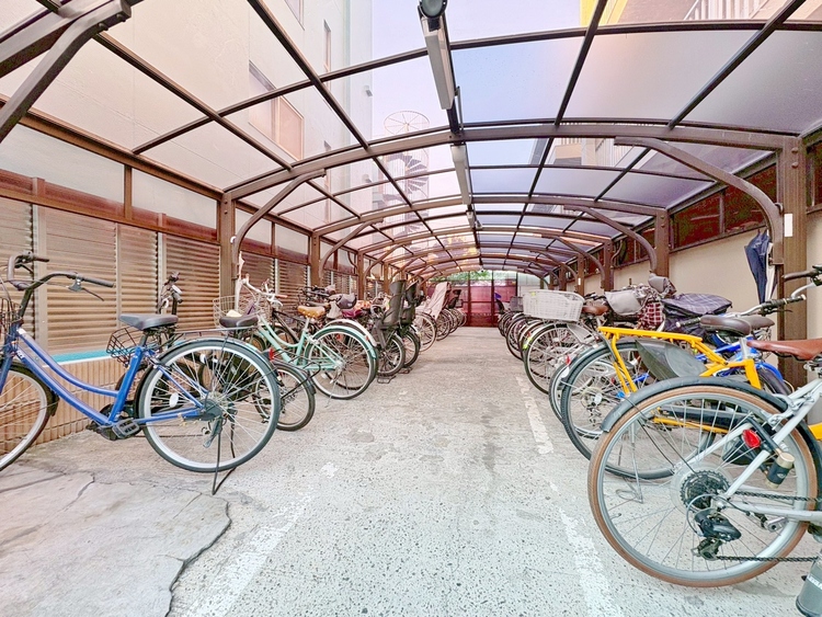 設備 整理整頓された駐輪場で、管理体制の良好さがうかがえます。