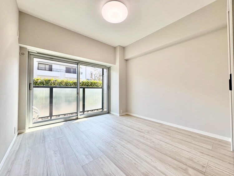 寝室 ベッドも十分に設置するスペースがあります。