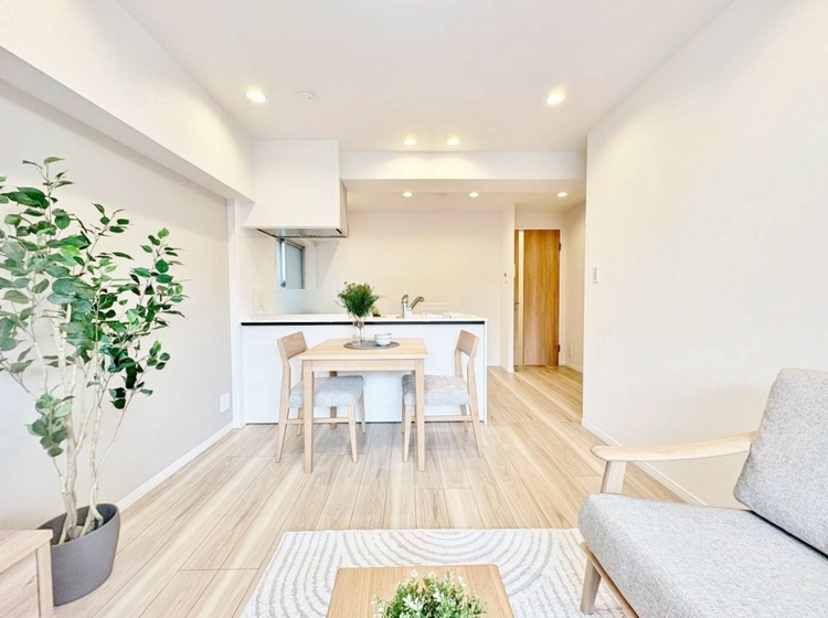 居間 忙しく過ぎゆく日常を置き去るほど、ゆったりした時間が流れるリビング。