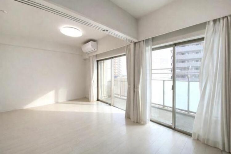 居間 光と風があふれる開放的なリビングダイニングには自然と家族みんなが集まってきます。（CG家具消し済み）