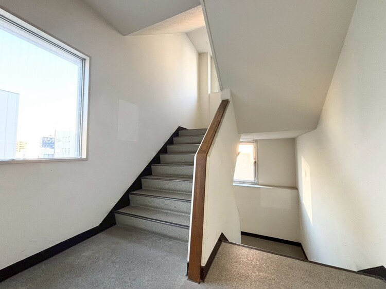 その他 共用部の階段です。明るく清潔に管理されています。