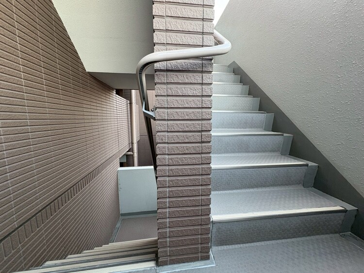 その他 共用部の階段です。明るく清潔に管理されています。