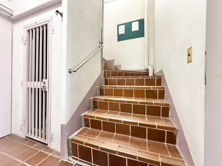 その他 共用部の階段です。明るく清潔に管理されています。