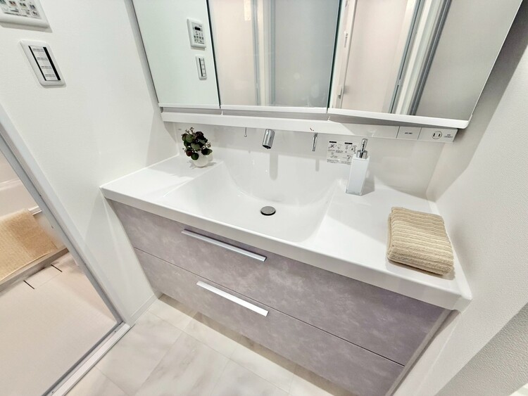 その他 清潔感を感じられる洗面化粧台。