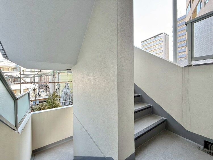 その他 共用部の階段です。明るく清潔に管理されています。