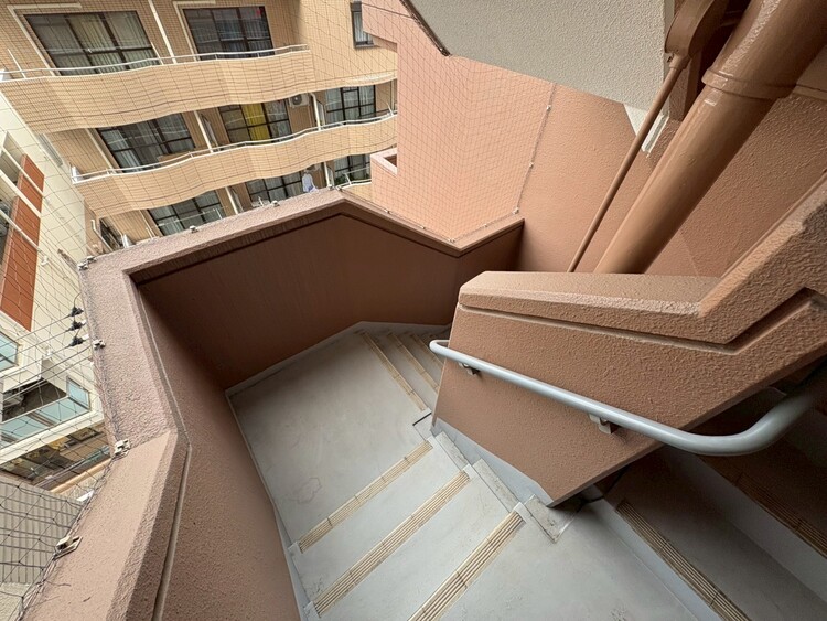 その他 共用部の階段です。明るく清潔に管理されています。