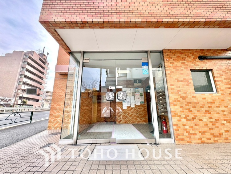 エントランス 【ENTRANCE】◆家族◆家で家族と過ごす時間は限られている。帰りを待つ家族の元へと急ぐときの弾む思い。そんな思いを引き立てる邸宅。