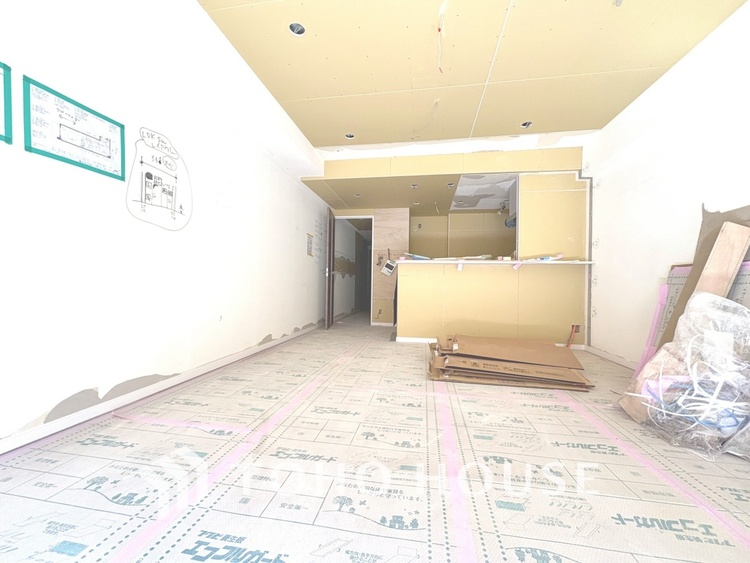 内装 現在改装中◆陽光◆が差し込む。この開放的なLDKに家族の笑顔が集う。家族が一緒に過ごす空間は明るく、そして居心地よく。