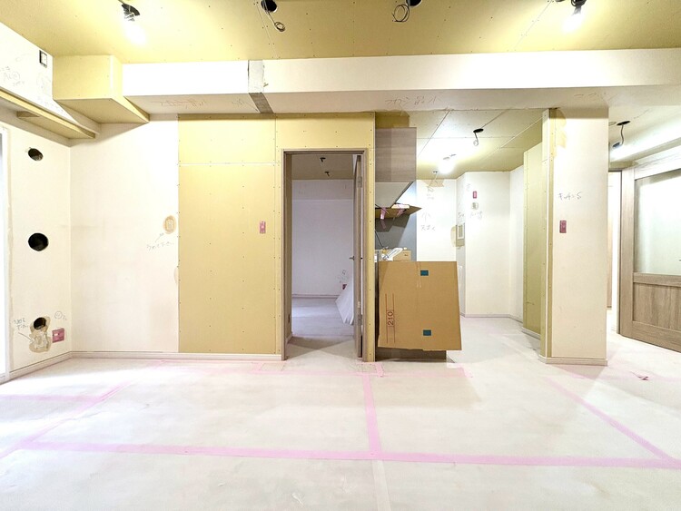 内装 現在改装中◆陽光◆が差し込む。この開放的なLDKに家族の笑顔が集う。家族が一緒に過ごす空間は明るく、そして居心地よく。