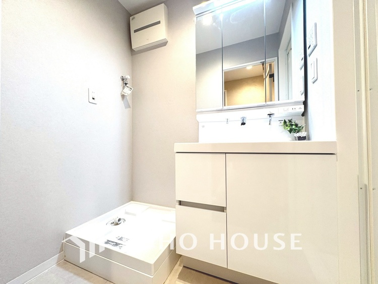 洗面 【WASHROOM】◆快適◆煌びやかな暮らしの中にも忘れたくない快適さ。大きな収納が助けてくれます。