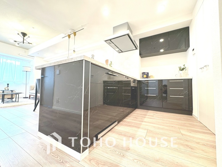 キッチン 【KITCHEN】◆ワクワク◆開放的で機能性も高いシステムキッチン。お子様は毎日のご飯にワクワク！