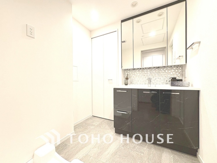 洗面 【WASHROOM】◆快適◆煌びやかな暮らしの中にも忘れたくない快適さ。大きな収納が助けてくれます。