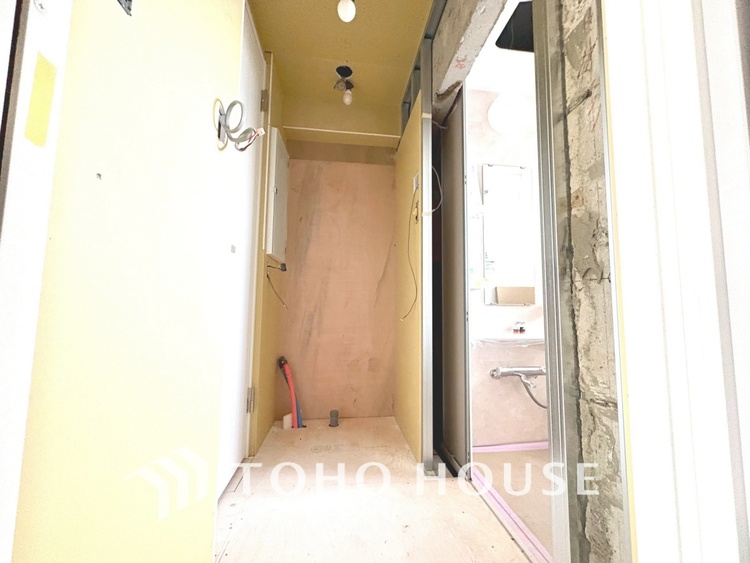 洗面 現在改装中◆快適◆煌びやかな暮らしの中にも忘れたくない快適さ。大きな収納が助けてくれます。