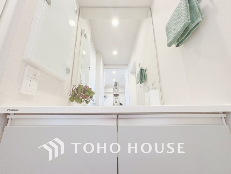 洗面 【WASHROOM】◆快適◆煌びやかな暮らしの中にも忘れたくない快適さ。大きな収納が助けてくれます。