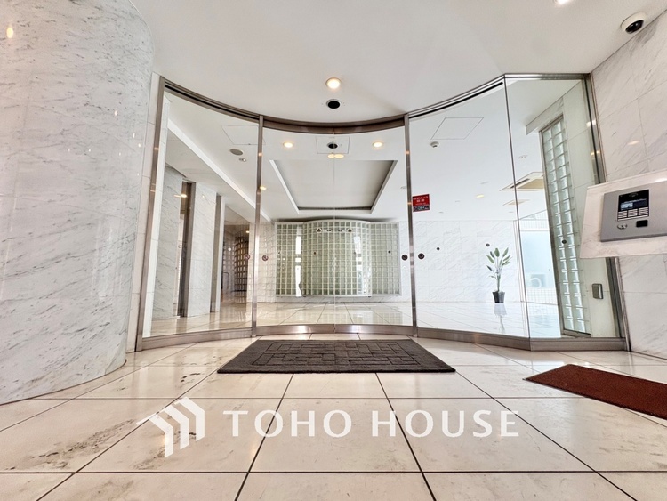 エントランス 【ENTRANCE】◆家族◆家で家族と過ごす時間は限られている。帰りを待つ家族の元へと急ぐときの弾む思い。そんな思いを引き立てる邸宅。