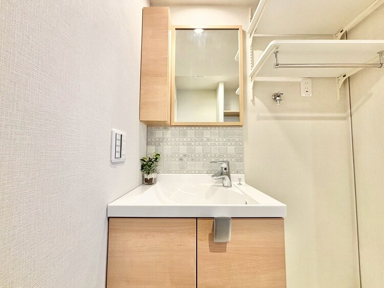 その他 清潔感を感じられる洗面化粧台。