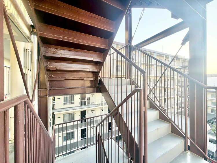 その他 共用部の階段です。明るく清潔に管理されています。