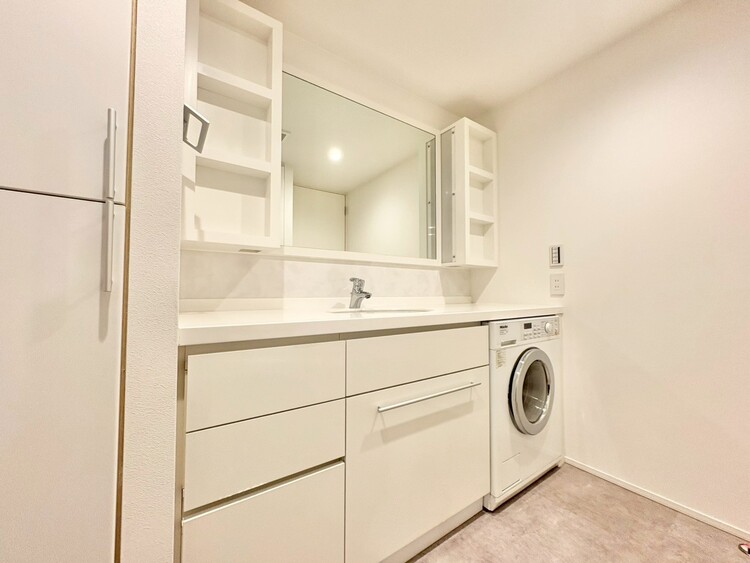 その他 清潔感を感じられる洗面化粧台。