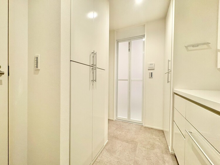 その他 十分な広さの脱衣所。