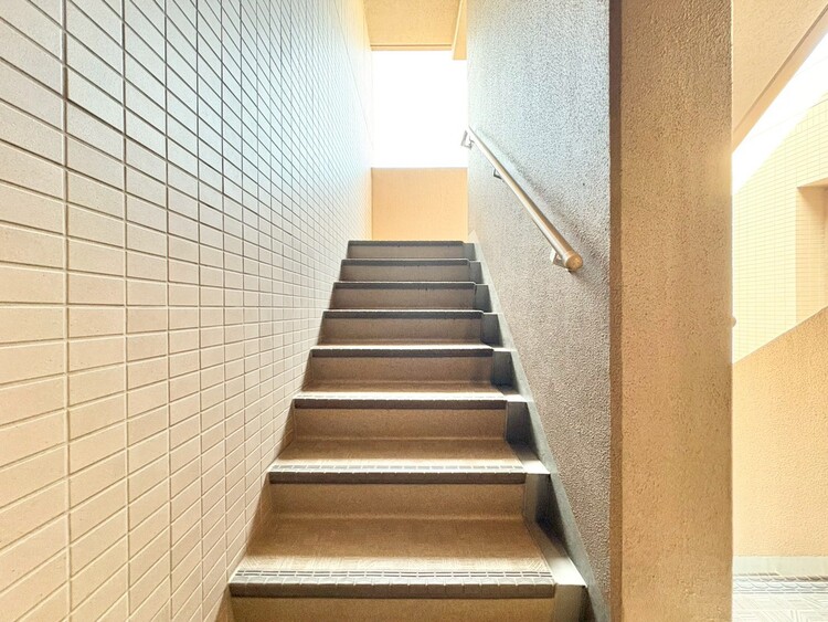 その他 共用部の階段です。明るく清潔に管理されています。