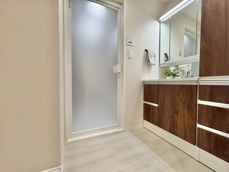 その他 十分な広さの脱衣所。