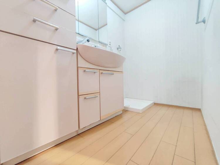 その他 十分な広さの脱衣所。