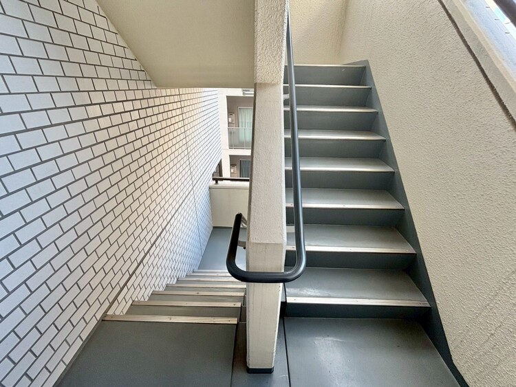 その他 共用部の階段です。明るく清潔に管理されています。