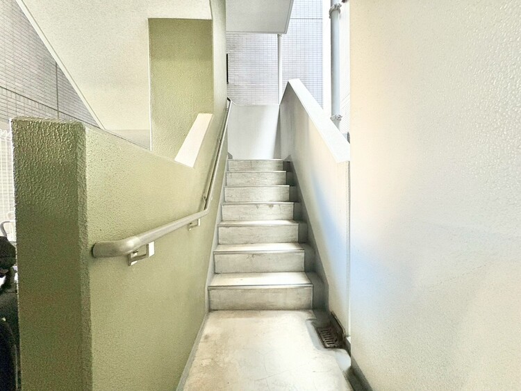 その他 共用部の階段です。明るく清潔に管理されています。
