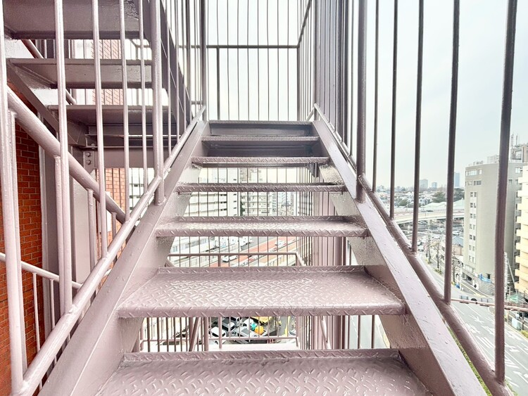 その他 共用部の階段です。明るく清潔に管理されています。