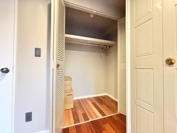 収納 家電やスーツケース、ストック品など何でも片付く嬉しい空間です。