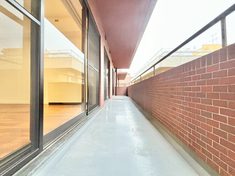 バルコニー 朝の澄んだ空気や、夕方に吹く清々しい風を感じられるバルコニー。