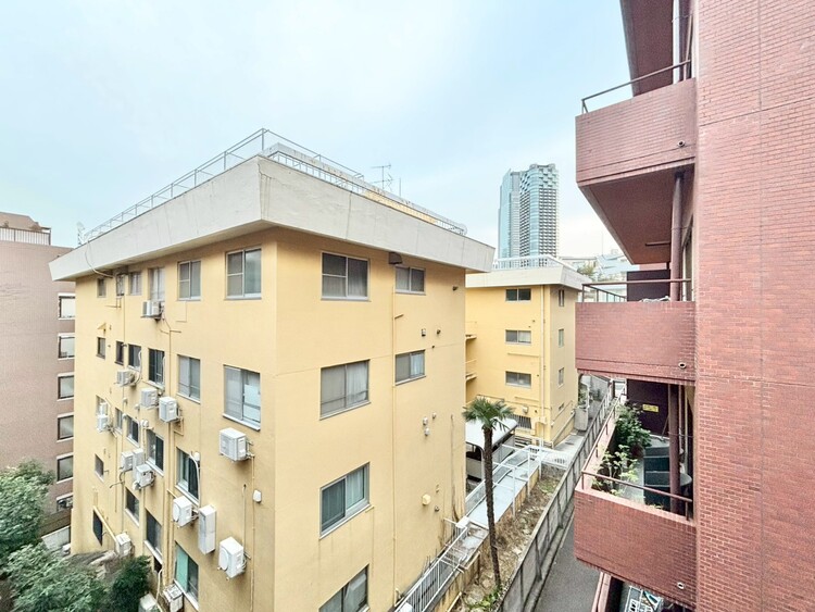 バルコニー 眺望や窓からの景色が良いと、家で過ごす時間も快適です。