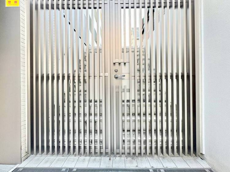 その他 共用部の階段です。明るく清潔に管理されています。