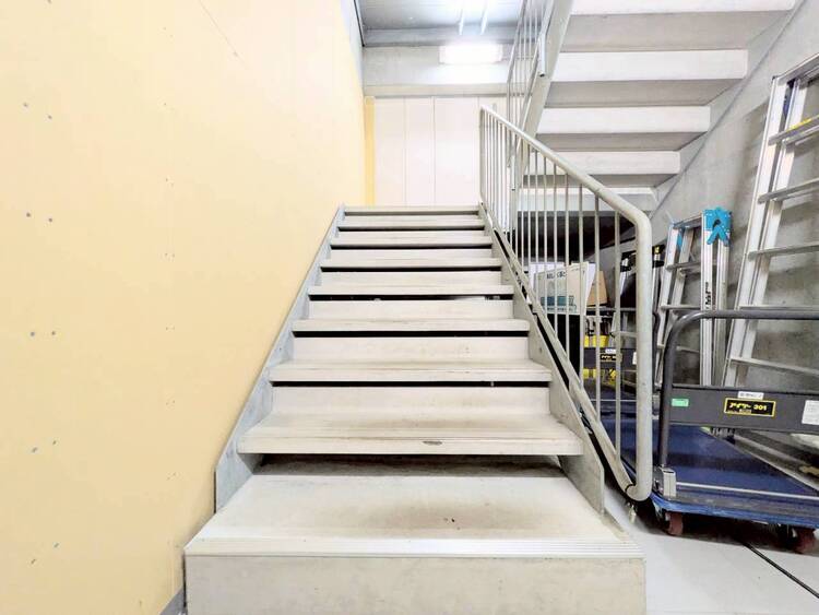 設備 共用部の階段です。明るく清潔に管理されています。