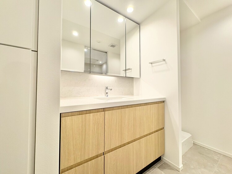 その他 清潔感を感じられる洗面化粧台。